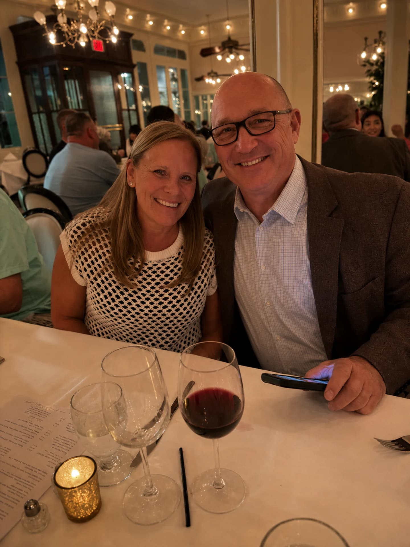 Two guests smiling together at the Friends of Aviation dinner